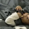 Puțini părinți știu ce risc ascunde o pătură lăsată în pătuț peste noapte
